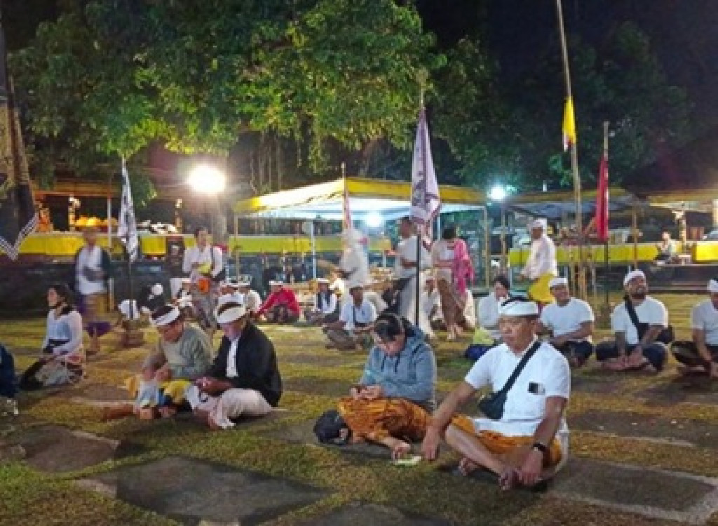Kegiatan Bakti Penganyaran di Pura Mandara Giri Semeru Agung dan Pura Gunung Poten, Jawa Timur